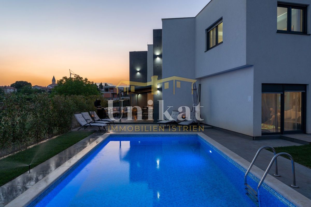 Moderna dvojna hiša s bazenom in pogledom na morje